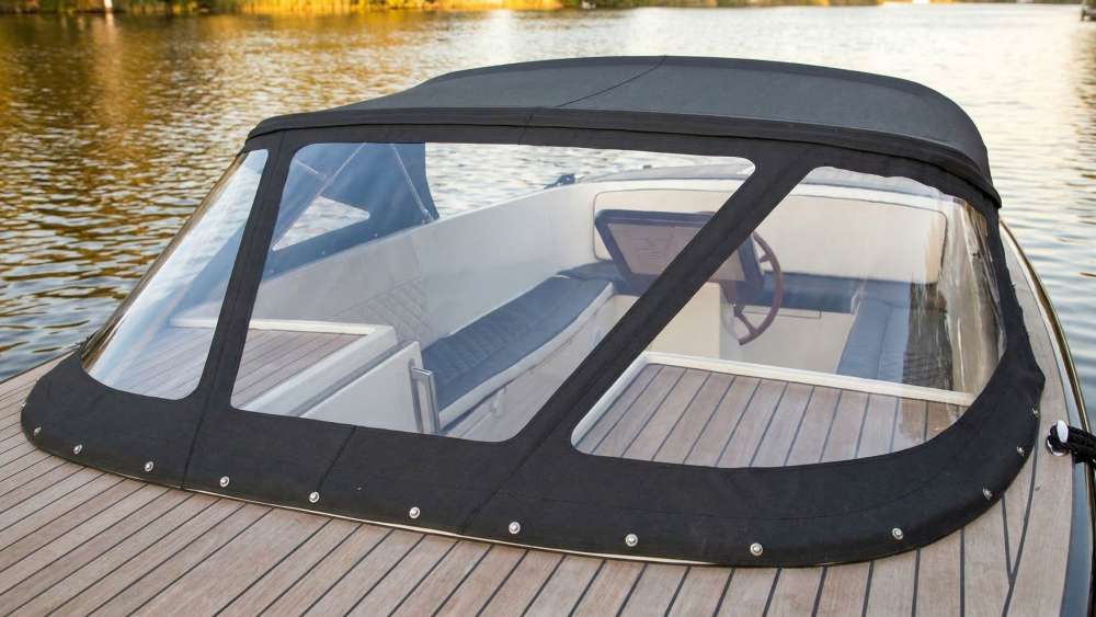 Båtkalesje etter vask og reparering